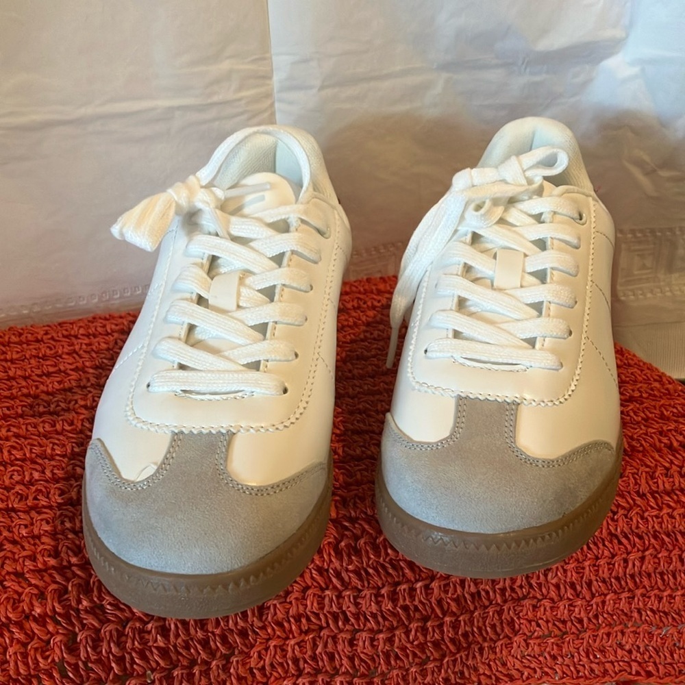 Fabletics Il Women’s Lace-up Sz 8 Sneakers White/Red. Preowned but never worn.